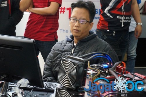 Reportase: The Open Overclocking Championship 2015 Grand Final, Bandung 28 Februari 2016 12 Ekky 'Jengkol', salah satu dari 2 peserta yang mencatatkan SuperPi 32M di bawah 14 menit